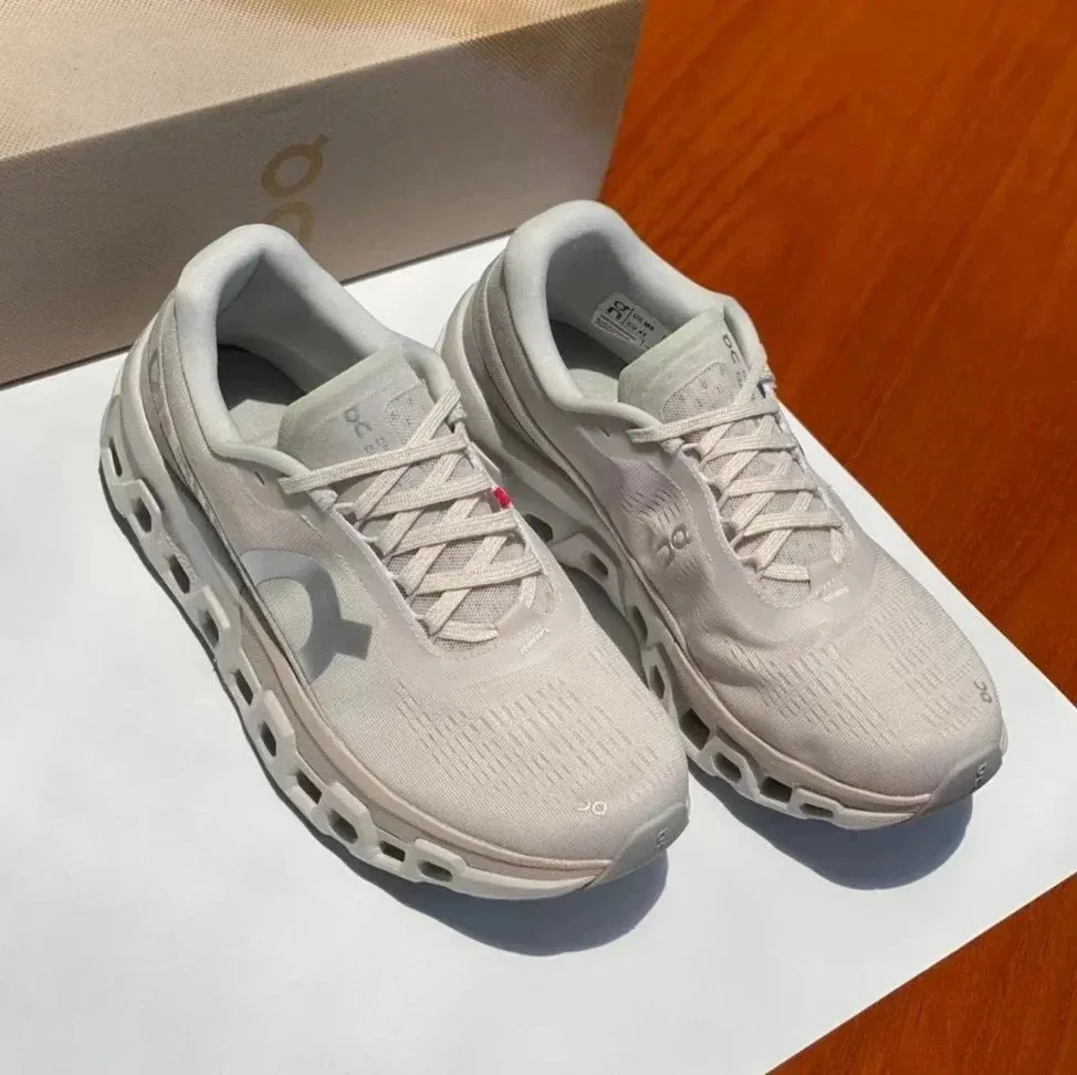 On Cloudstratus Light Gray: Stylish