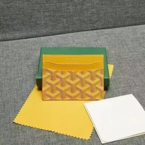 Goyard Yellow Card holder: Exquisite