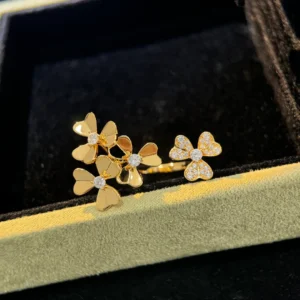 Gold Clover Stud Earrings - 18K